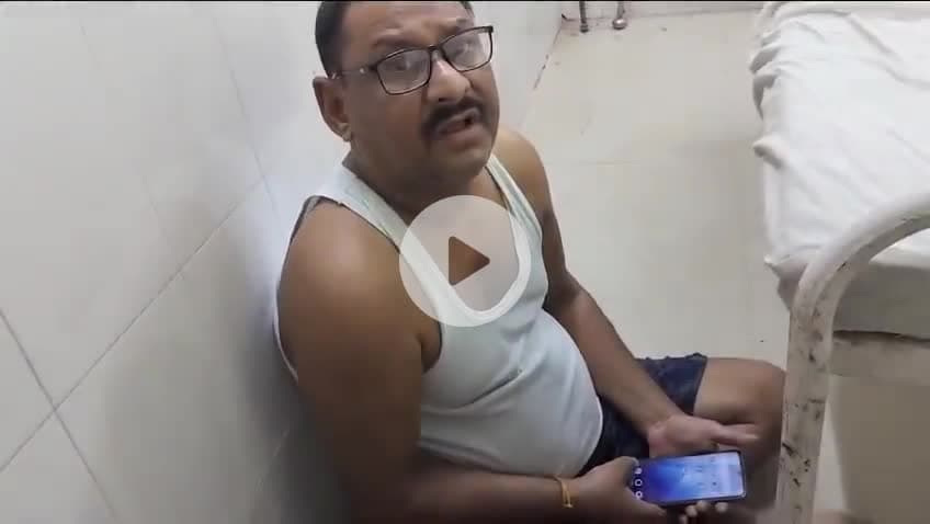 #क्या #ऐसे #डॉक्टर #भगवान #होते #हैं ?
#ललितपुर - खून से लथपथ मरीज की तड़पते हुये जान चली गयी , लेकिन इलाज नहीं मिला!
