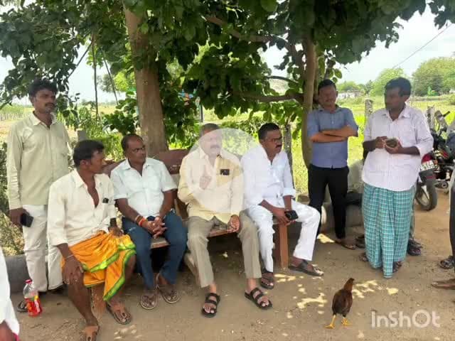 రఘునాథపల్లె: మాదారంలో ఇందిరమ్మ ఇండ్ల కొరకు ఇసుక తరలింపు వ్యవసాయ భూమి అడ్డుగా ఉండగా రైతునుఅడ్డుకోవద్దని కోరిన గ్రంథాలయసంస్థ చైర్మన్
