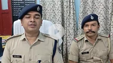 बंदया थाना के विक्कु की हत्या का आरोपी कमलेश की गिरफ्तारी पर प्रेस कॉन्फ्रेंस करते दाऊदनगर एसडीपीओ कुमार ऋषिराज..