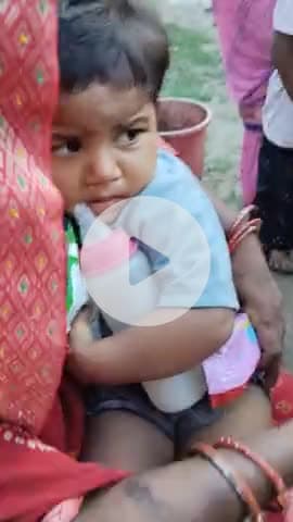 जुरिया सलहा मार्ग पे 1 बाइक सवार माता पिता ने अपनी 1.5 साल की बेटी को रास्ते में छोड़ कर वहां से भाग गए।#darbhanganews