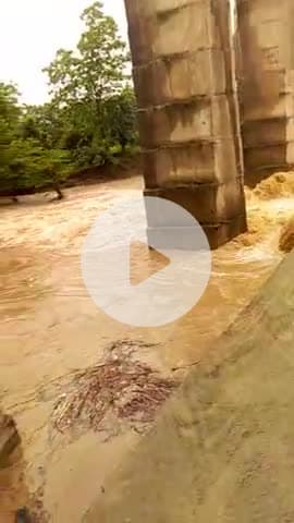 सेमरी नदी पर बना पुल नहर निमार्ण हेतु इसे बनाया गया लेकिन अब बरसात मे पुलिया बंद होने के कारण गांव के लिए खतरा बन गया