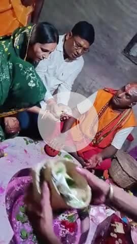 नाग पूजा बेलदाहा में पूजा अर्चना करते हुए विधायक श्री देवेंद्र कुंवर जी के बड़ी बेटी मीनू देवी एवं श्री मिथलेश सिंह जी।