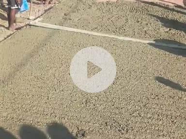 ye Farid nagar ka road ban Raha hai nahi vibrate chal raha hai nahi panni bichhaya hai aur bich bich me road fat ja raha