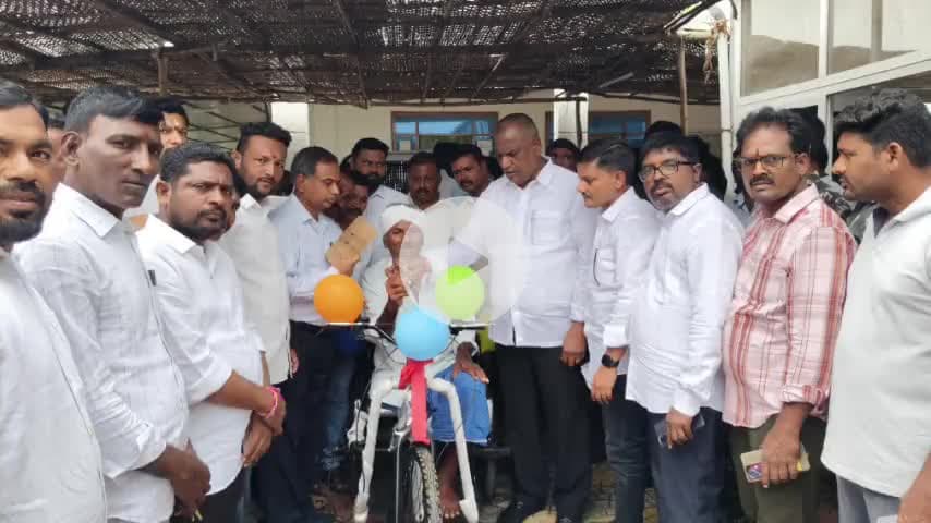 బుగ్గారం: మానవత్వం చాటుకున్న మంత్రి అడ్లూరి లక్ష్మణ్ కుమార్, మండల కేంద్రంలో వికలాంగుడికి బ్యాటరీ సైకిల్ అందజేత
