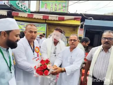 कोडरमा :- झुमरीतिलैया झंडा चौक पे #मोहर्रम के अवसर पर असनाबाद भदोहीह चंदवारा के मोहर्रम कमिटी के अध्यक्षों के द्वारा JMM कोडरमा जिला अध्यक्ष बिरेंदर पाण्डेय एवं झामुमों झुमरीतिलैया नगर अध्यक्ष दीपक विश्वकर्मा को बुके एवं साल ओड़ा कर सम्मानि