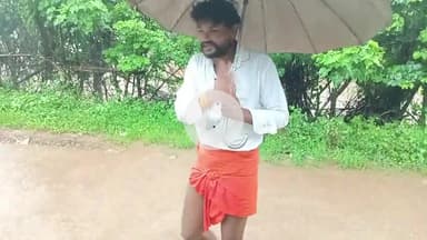 ग्राम सिहौलिया जिला सीधी मध्य प्रदेश भारी बारिश 2:00 बजे रात से बारिश जारी है 11:7.2025 रोड पर पानी तूफान पर है लोगोंकी