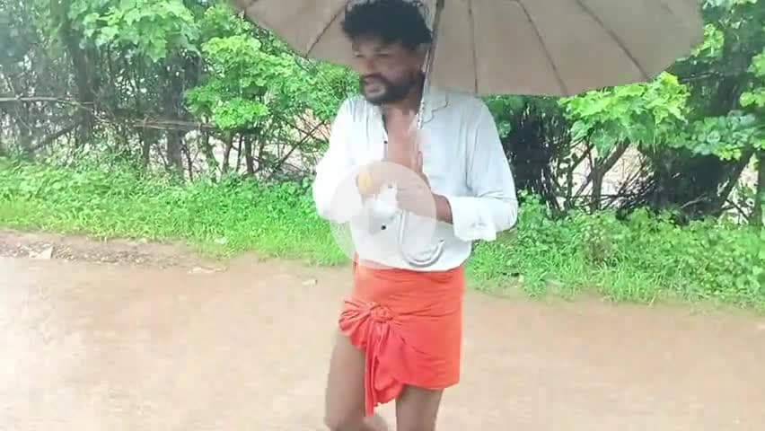 ग्राम सिहौलिया जिला सीधी मध्य प्रदेश भारी बारिश 2:00 बजे रात से बारिश जारी है 11:7.2025 रोड पर पानी तूफान पर है लोगोंकी
