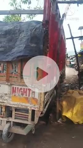 चकिया : ट्रक नाली तोड़ गड्ढे में धसी #चकिया प्रखंड के #हेतिमपुर की घटना