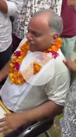 भिंड के #मेहगांव में बीईओ हैं श्री राजवीर शर्मा! शर्माजी का आरोप है, 20 हजार की रंगदारी नहीं देने पर भाजपा मंडल अध्यक्ष नीरज शर्मा ने उन्हें थप्पड़ मार दिया!
स्कूली छात्रों द्वारा आयोजित अभिनंदन समारोह में वे रोते हुए बोले, "बेटा होता, तो