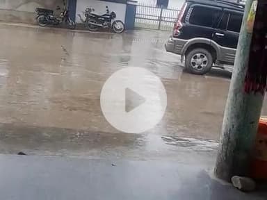 बेसरोली में बरसात हो रही है।