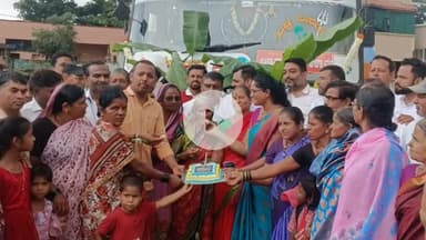 ಅಳ್ನಾವರ: ಪಟ್ಟಣದ ಬಸ್ ನಿಲ್ದಾಣದಲ್ಲಿ ತಾಲ್ಲೂಕು ಪಂಚ ಗ್ಯಾರಂಟಿ ಯೋಜನೆ ಅನುಷ್ಠಾನ ಸಮಿತಿಯಿಂದ ಬಸ್ ಪೂಜೆ