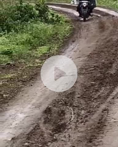 खरगौन: ग्राम बोरगांव खुर्द में कीचड़ भरे रास्ते से आवागमन की मजबूरी, ग्रामीणों ने कलेक्ट्रेट पहुंचकर लगाई गुहार #jansamasya