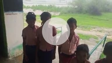 भारी बारिश से स्कूली बच्चों को कठिनाई के सामना करना पड़ रहा है
