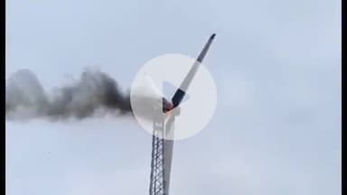 தாராபுரம்: தாராபுரம் பொள்ளாச்சி சாலையில் தனியாருக்கு சொந்தமான காற்றாலை எரிந்து விபத்து