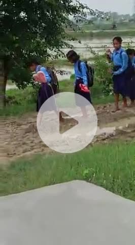 हमारे गांव ग्राम- मानती करगहर (बिहार) के बच्चों को पढ़ने जाने में बहुत बड़ी समस्या हो रही है..🙏🏻😊