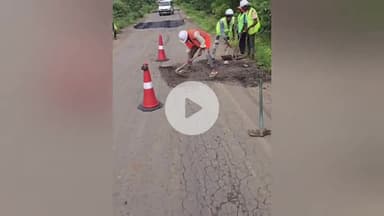 ઘોઘંબા: પંથકમાં વરસાદથી નુકસાન થયેલા રોડનું યુદ્ધના ધોરણે માર્ગ અને મકાન વિભાગ દ્વારા સમારકામ હાથ ધરાયુ