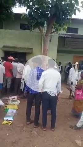 तुकाइतड़ सरकारी खाद गोदाम पर खाद नहीं मिल रहा किसान परेशान आज नंबर लगा 4दिन बाद यूरिया मिलेगा बोले वो भी फिक्स नहीं है