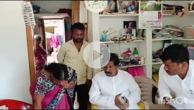 వేలేరు: వేలేరు మాజీ ఎంపిటిసి పై అధికార పార్టీ నాయకుల దాడిని ఖండిస్తూ ఆందోళన చేపట్టిన మాజీ ఉప ముఖ్యమంత్రి