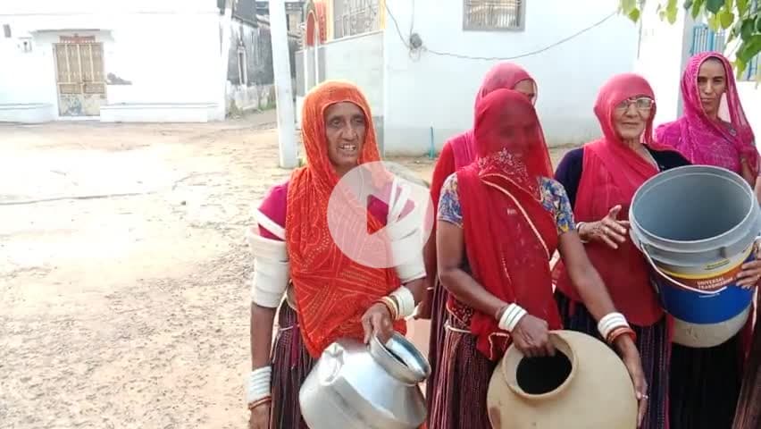 सिरोही जिले के सेउड़ा गांव में पानी की किल्लत से पिछले 20 दिनों से लोग परेशान स्थानीय विधायक के खिलाफ लोगों ने लगाए नारे