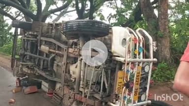 శంకరపట్నం: మొలంగూర్ జాతీయ రహదారిపై అదుపుతప్పి బొలెరో వాహనం బోల్తా, సురక్షితంగా బయటపడ్డ డ్రైవర్