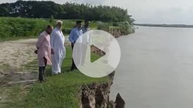 आजमनगर महानंदा नदी घाट के निकट हो रहे भीषण कटाव का निरीक्षण को पहुंचे अंचल अधिकारी