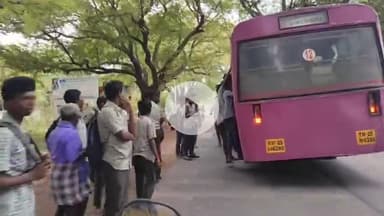 செய்யாறு: செய்யாறு நகரப் பகுதி ஒட்டிய பகுதியில் படியில் தொங்கிக் கொண்டு சென்ற மாணவர்கள்