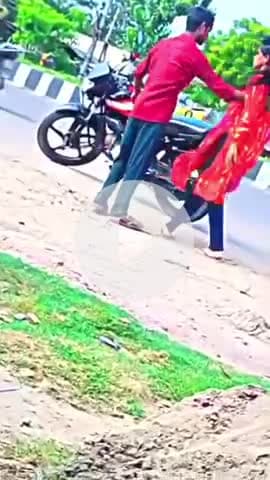 #मसौरा से #महरौनी_रोड पर #पति अपनी #पत्नी को कितनी बेरहमी से #मार रहा है ऐसा #पागल व्यक्ति ही कर सकता है
#public