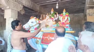 பொன்னமராவதி: ஆடி வாஸ்து நாளை முன்னிட்டு செவலூர் பூமிநாதர் கோவிலில், பூஜை செய்யப்பட்ட செங்கலை வாங்க குவிந்த பக்தர்கள்