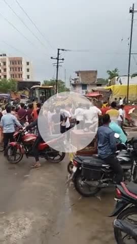 खबर #बेतिया से शीतला माई रोड मीना बाजार सब्जी मंडी अतिक्रमण हटाओ अभियान बिना सूचना दिए लगातार अतिक्रमण हटाया जा रहा है