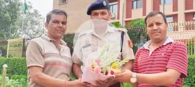 धन्यवाद मनीष जी का हमने आज Acp रतन लाल जी से मुलाक़ात करवाया, इसके दौरान मनीष जी ने गुलदस्ता देकर acp साहब और मेरा सम्मान किया, और बिहार मे DGP अनिल प्रथम जी के कार्यक्रम सफल होने पर बधाई दिया साथ मित्र सितारा जी मौजूद रहे, इन्होंने अपनी कंप