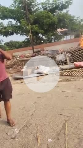 #बेतिया बेतिया के मीना बाजार सब्जी मंडी आज फिर अतिक्रमण हटाया जा रहा है और आग भी लगा दिया गया है बिना सूचना के हटाया