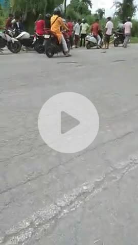 काशीपुर - चलती बाइक से गिरा युवक, राहगीरों ने भेजा अस्पताल, घटना बनवारी पेपर मिल के पास की।