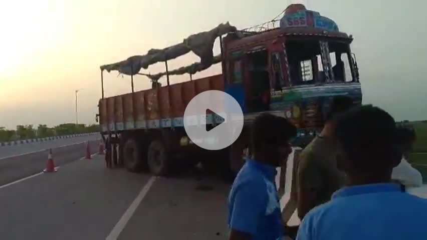 పెద్ద కొడప్గల్: పెద్దకొడఫ్గల్ హైవే బ్రిడ్జిని ఢీకొన్న లారీ, ఒకరు మృతి