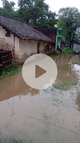 ग्राम पंचायत झाली में बेटा लाल विश्वकर्मा के घर भी घुसा पानी घर गिरने की संभावना