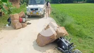 बाजपट्टी: बाजपट्टी थाना पुलिस ने तस्कर को खदेड़ा, तस्कर शराब और बाइक छोड़कर भागा