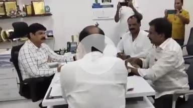 కూకట్పల్లి: సినీ కార్మికుల వేతనాల పెంపుపై అదనపు కమిషనర్ గంగాధర్ తో చర్చలు జరిపిన తెలుగు ఫిలిం ఇండస్ట్రీ ఎంప్లాయిస్ ఫెడరేషన్ నాయకులు