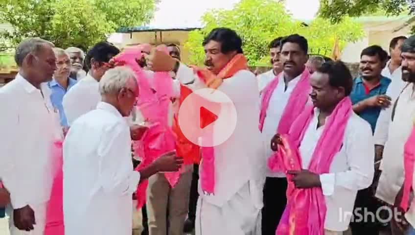 వేలేరు: వేలేరు మండలంలోని పలు గ్రామాలలో పర్యటించిన మాజీ ఉపముఖ్యమంత్రి గత ప్రభుత్వంలోనే ఇంటింటికి సంక్షేమ పథకాలు అందాయని అన్నారు