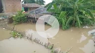 कागजी टोला का सैकड़ो घर आज पानी में डूबा हुआ है ना तो कोई इसको देखने वाला ना तो कोई इसको शुद्ध लेने वाला है