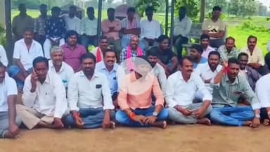 వెల్గటూరు: మా ఊర్లో ఆర్టీసీ బస్సు ఆపండి... నిరసన తెలిపిన గ్రామస్తులు..!