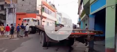 ओएनजीसी का माल ढोने वाला ट्रेलर ने गोमिया थाना चौक 2 घंटे तक आवागमन को बाधित किया.