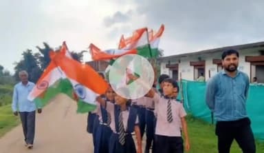 रामपुर नैकिन: स्कूली छात्रों ने निकाली तिरंगा यात्रा, बच्चों ने 'झंडा ऊंचा रहे हमारा' का नारा लगाया