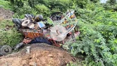 భీమదేవరపల్లి: ముల్కనూరు వద్ద బీరు సీసాల లోడ్ బోల్తా కేసు నమోదు చేసుకున్న పోలీసులు.