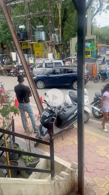 इंदौर नगर निगम की लापरवाही से बॉम्बे हॉस्पिटल सर्विस रोड पर ठेले वालो का कब्जा जिससे हर सेकंड लगता जाम लोग होते है आए दिन परेशान #jansamasya #indorenagarnigam