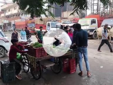 अवैध पार्किंग रोड पे कब्जा कर रखा है रेहड़ी पटरी वालो ने भी आवारा पशु घूम रे है #noidaauthority#DM#noida#Swachnoida#🙏