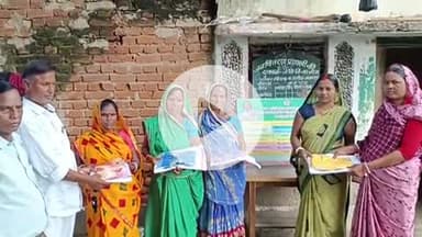 जनवितरण प्रणाली परमेश्वर रविदास मुखिया आशा देवी के हाथों से लाभुकों को धोती,साड़ी,लूंगी वितरण किया@#नावाडीहजयनगर कोडरमा