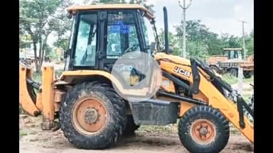 కనగల్: బోయినపల్లి వాగులో ఇసుక తవ్వకాలు జరుపుతున్న జేసీబీతో పాటు, ట్రాక్టర్లు పట్టుకొని కేసు నమోదు చేసిన పోలీసులు