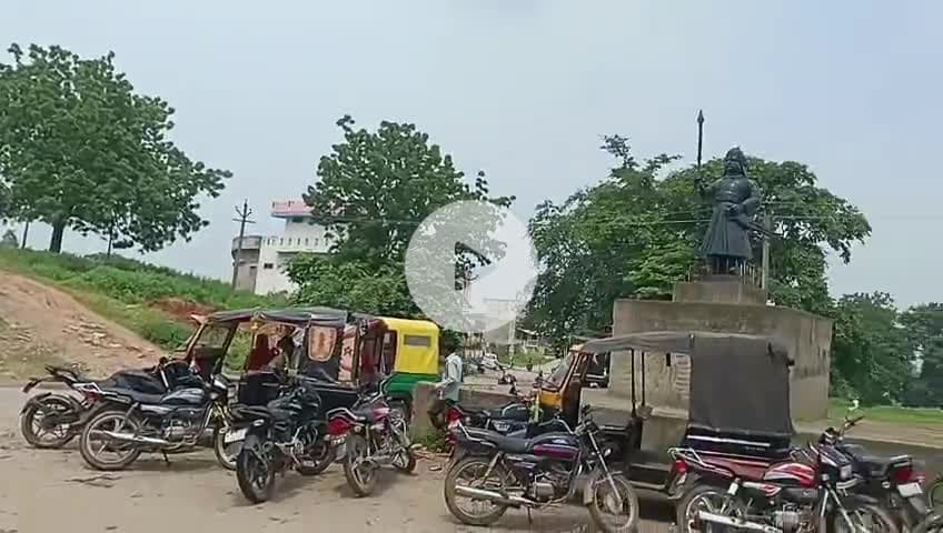 वाल्मी मंदिर परिसर में स्थित एक दुकानदार द्वारा बिना समाज की अनुमति के वर्ष काटने का कार्य करने पर समाज ने किया विवाद