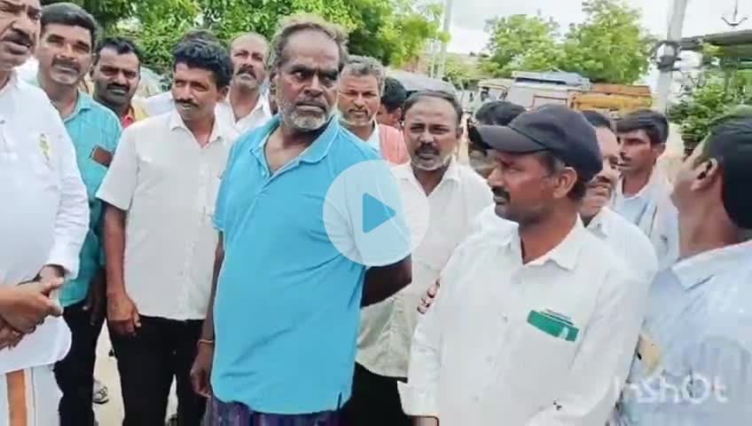 వేలేరు: వేలేరు మండల కేంద్రంలోని అగ్రోస్ రైతు సేవా కేంద్రాన్ని ఆకస్మిక తనిఖీ చేసిన మాజీ ఉప ముఖ్యమంత్రి రాజయ్య