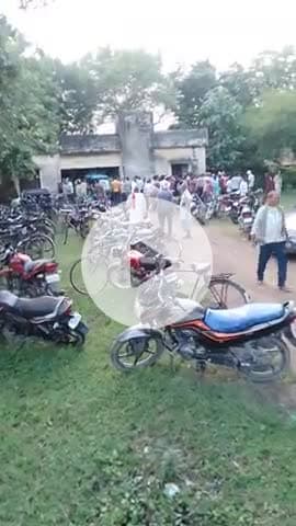 #बबेरू छेत्र के पखरौली @गांव में खाद ना मिलने पर किसानों ने किया हाथा पाईं