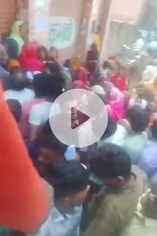 जैथरा सुसायटी K.P के यहाँ यूरिया लेने के लिए भीड़